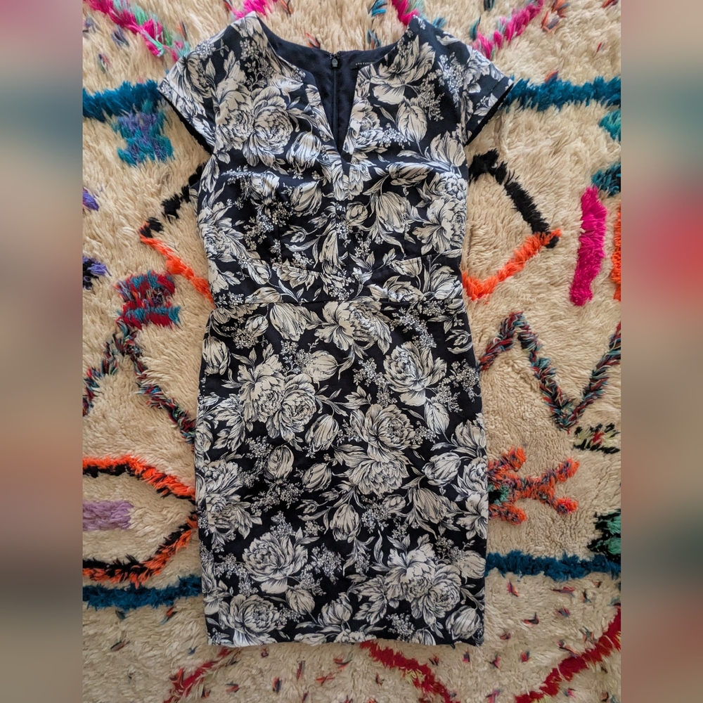 Ann Taylor Factory Black and White Floral V-Neck Sheath Dress